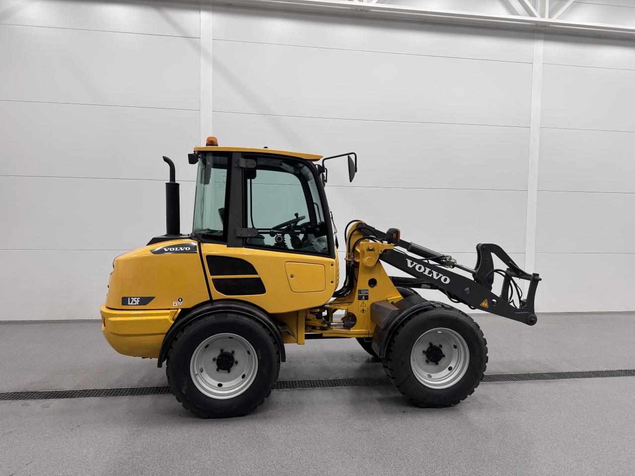 Volvo L25F med nta snödäck