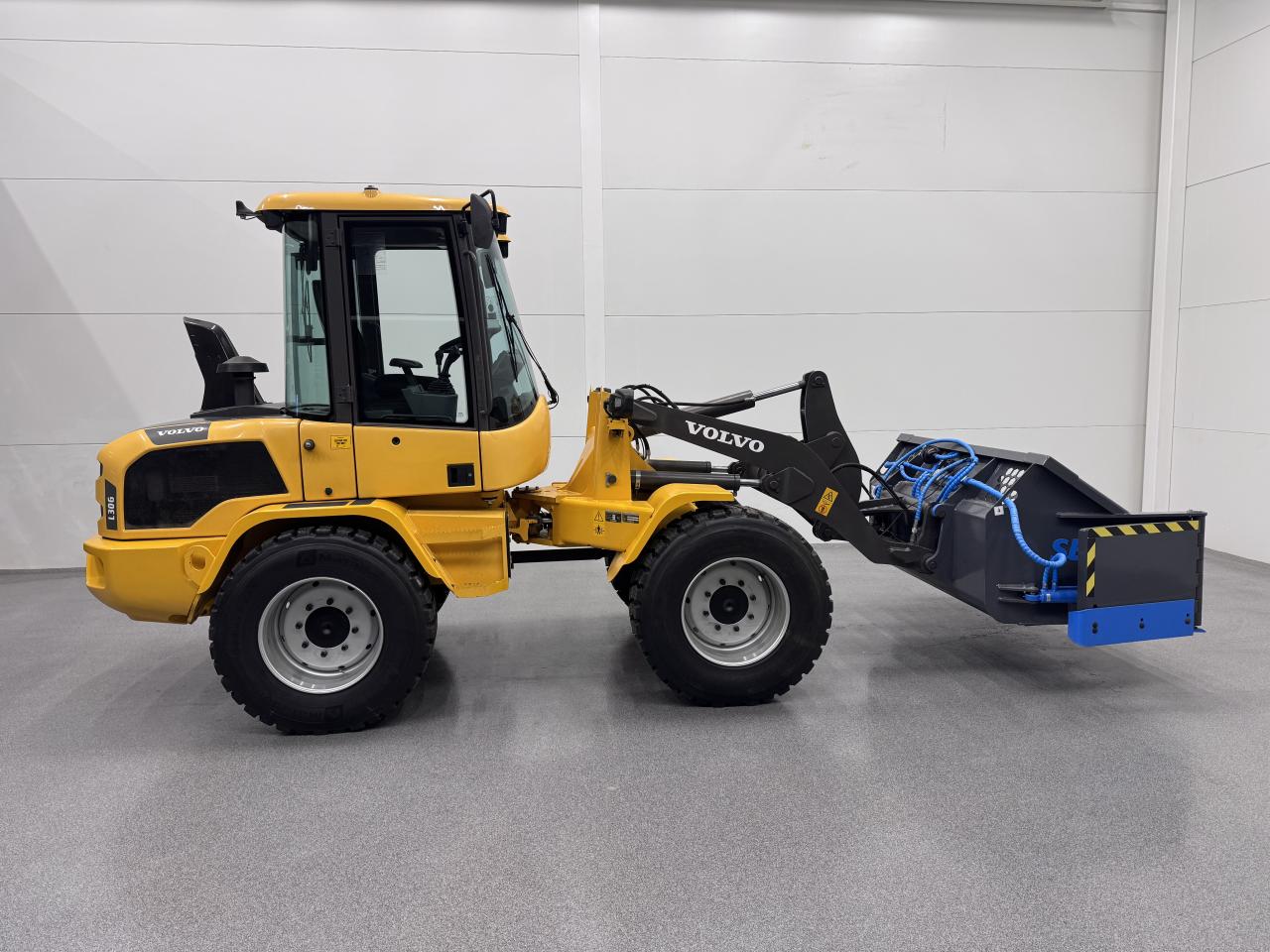 Volvo L30G med klaffskopa