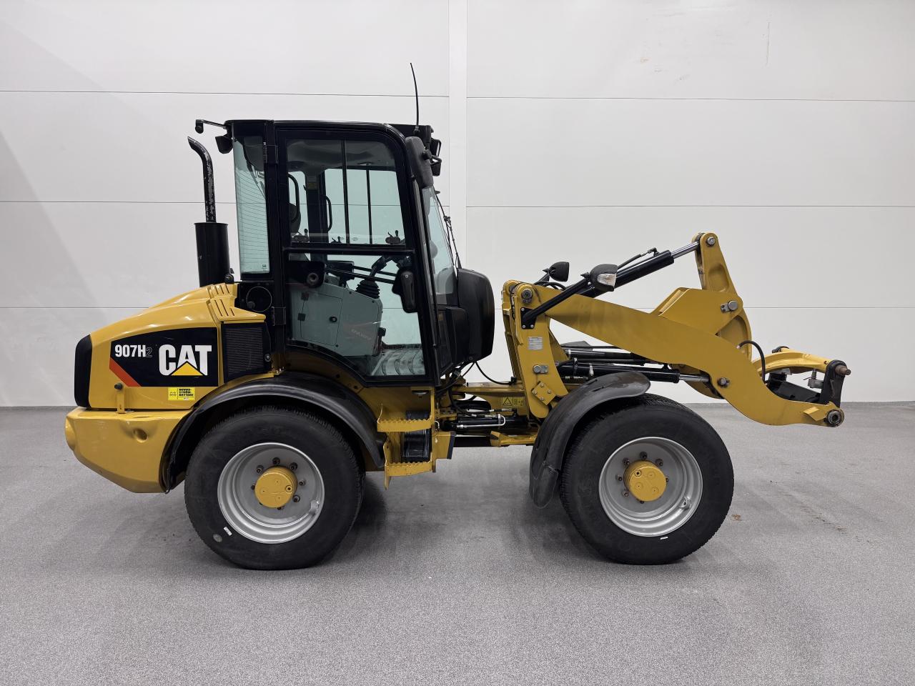 Cat 907H2 med redskap